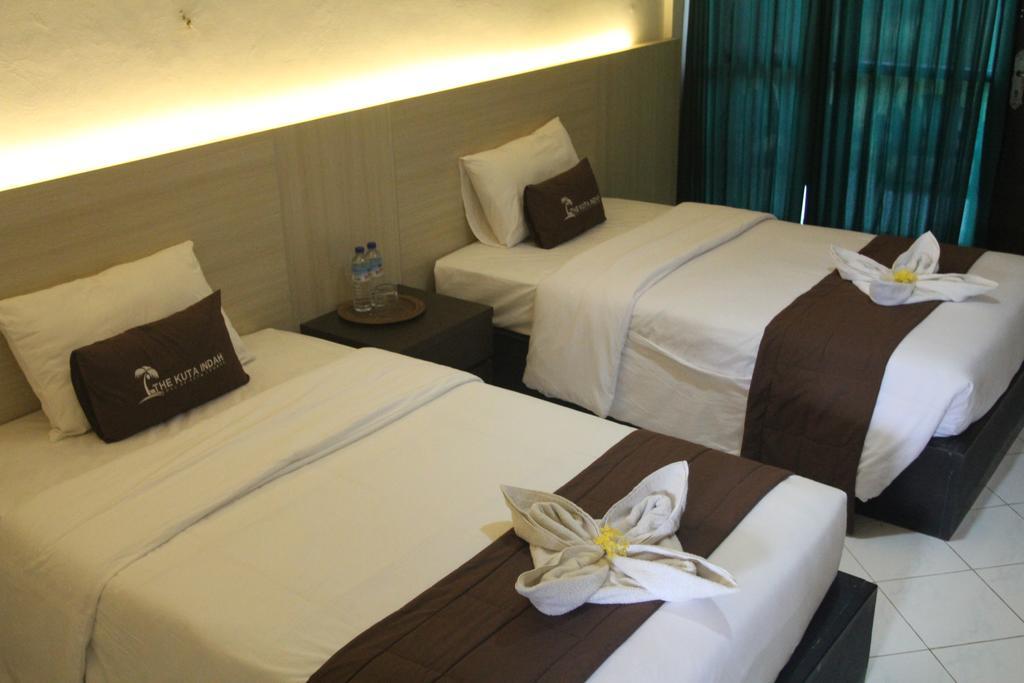 Kuta Indah Hotel Extérieur photo