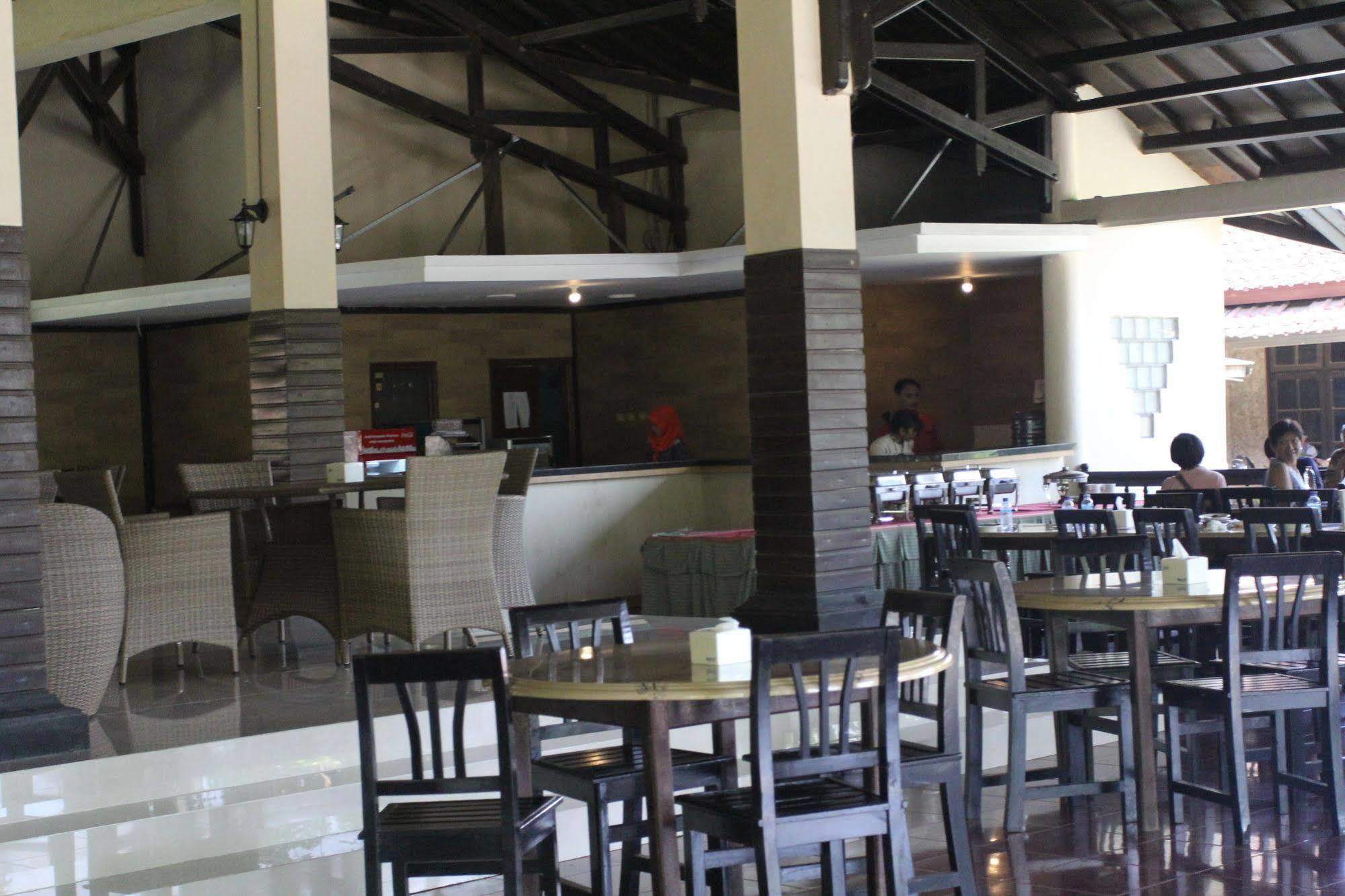 Kuta Indah Hotel Extérieur photo