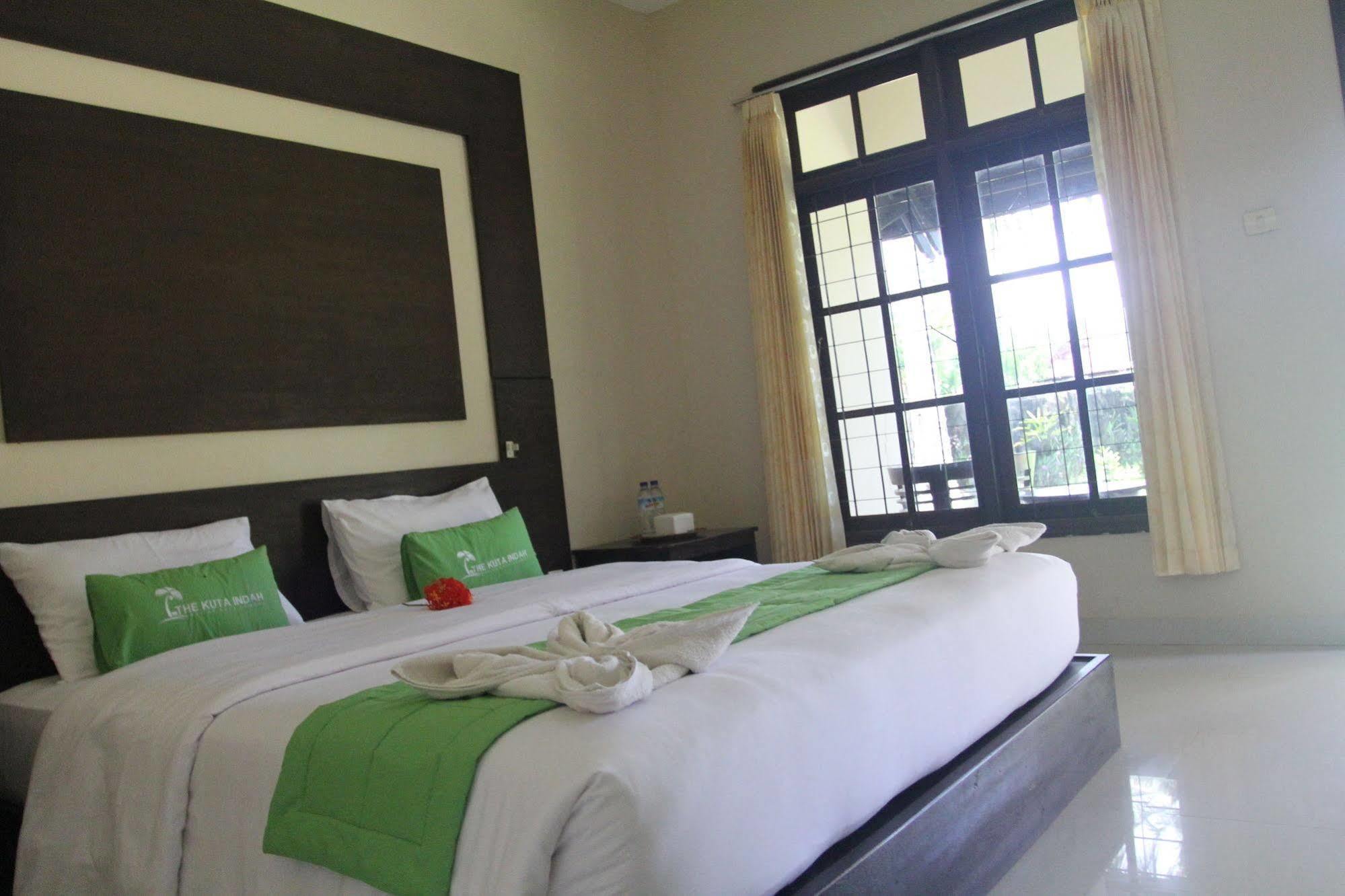 Kuta Indah Hotel Extérieur photo