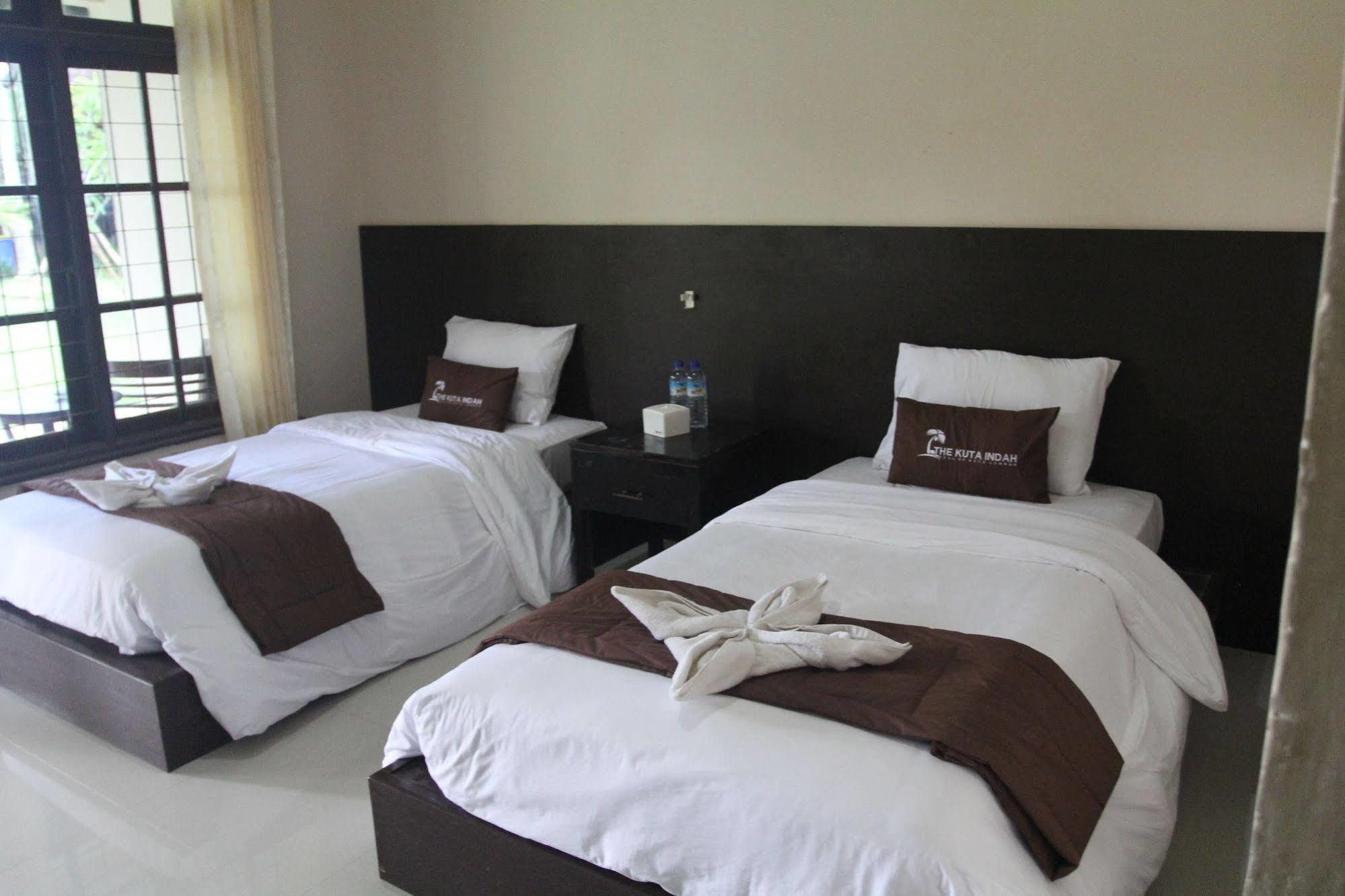 Kuta Indah Hotel Extérieur photo