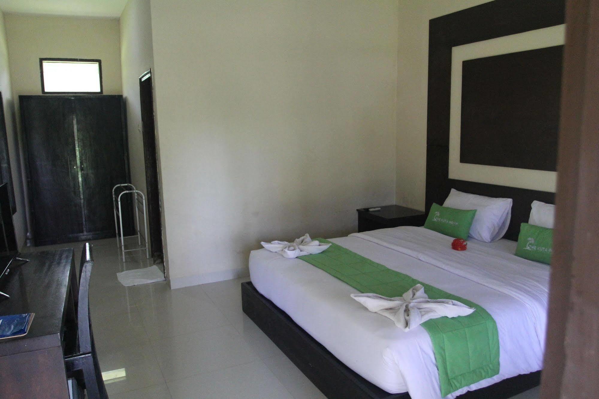 Kuta Indah Hotel Extérieur photo