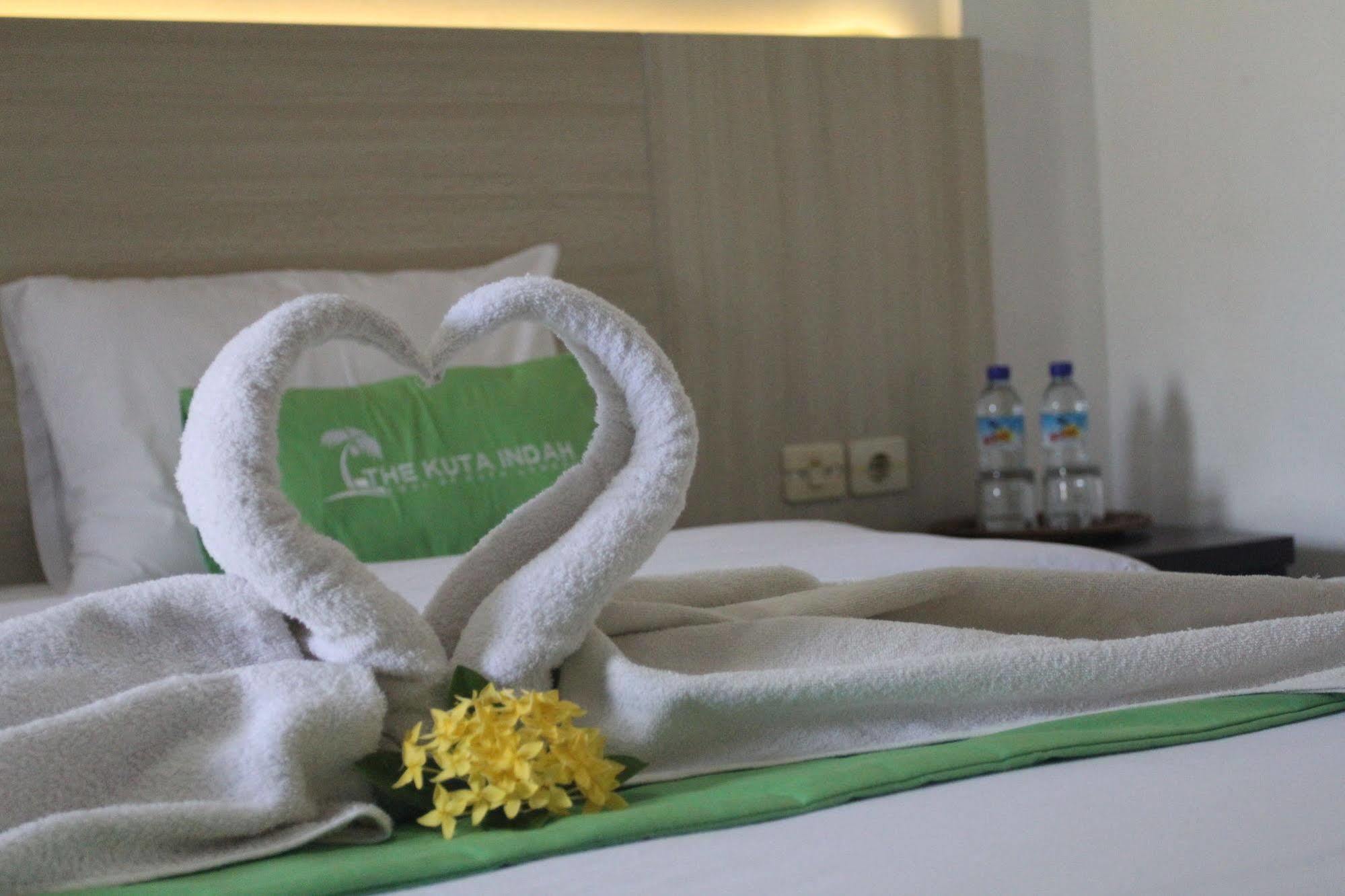 Kuta Indah Hotel Extérieur photo
