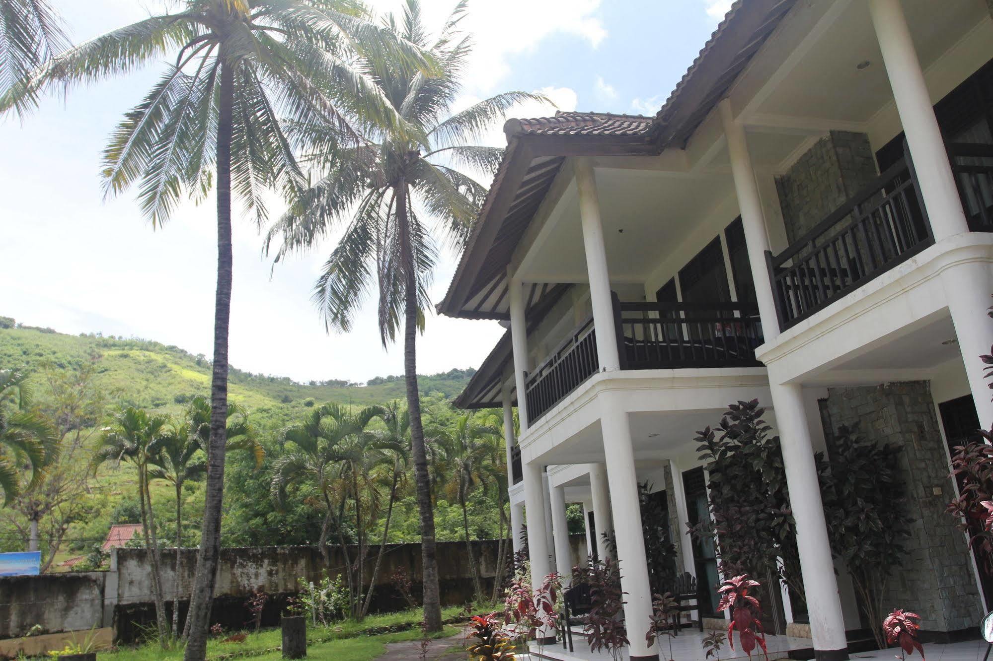 Kuta Indah Hotel Extérieur photo